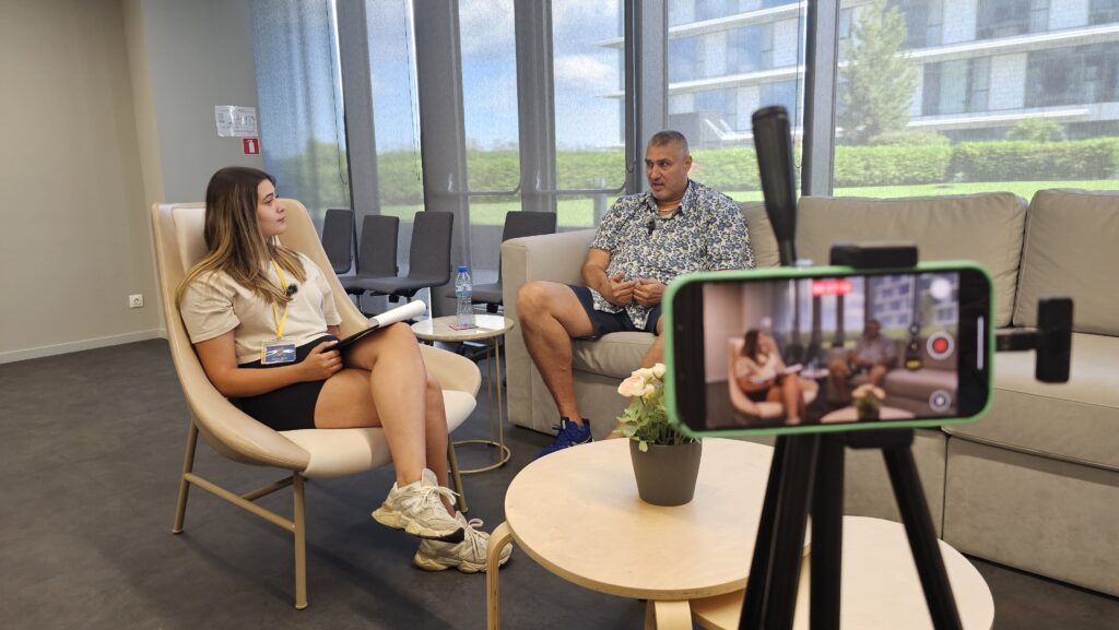 Президентът на БФВ Любомир Ганев дава интервю за репортера на Junior Sport Нина по време на видеозапис.