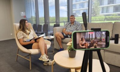 Президентът на БФВ Любомир Ганев дава интервю за репортера на Junior Sport Нина по време на видеозапис.